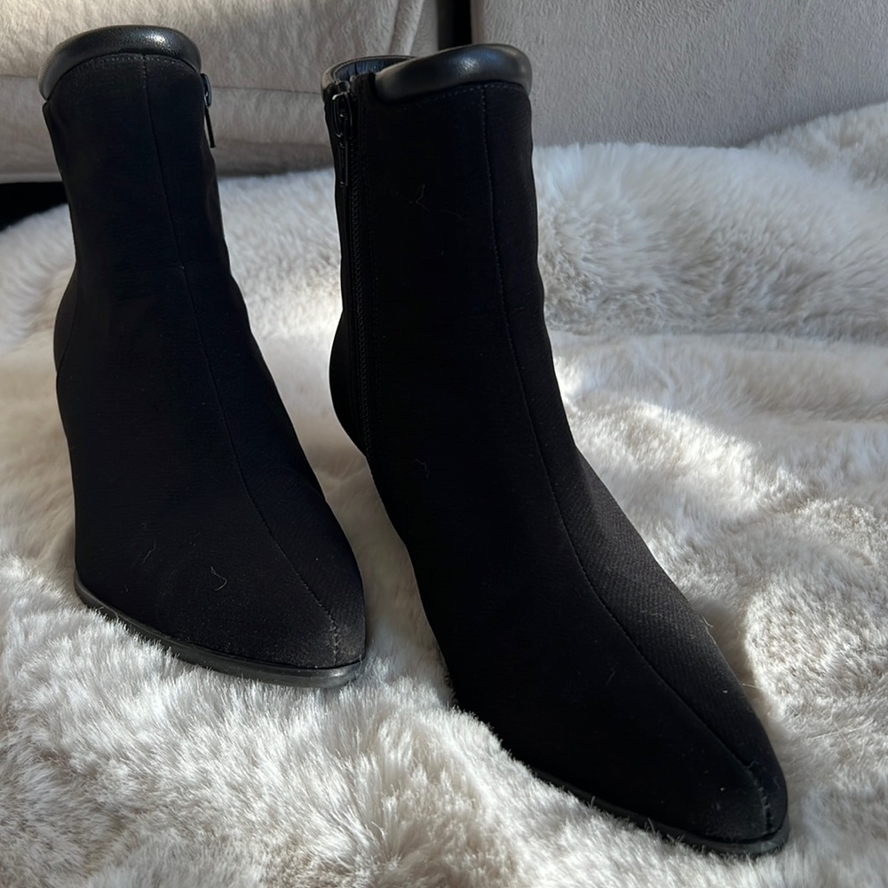 Stuart Weitzman ankle boot size 6 black
